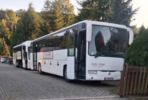 Bus Ogrotrans przewożący grupę szkolną do Zagrody na Wzgórzu