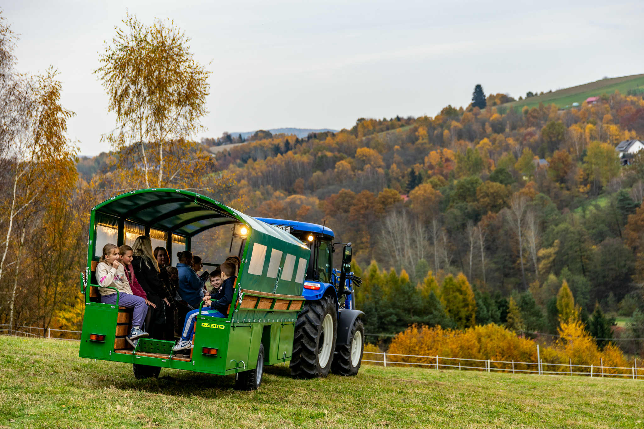 Widok na Zagrodę na Wzgórzu – 8 hektarów zieleni